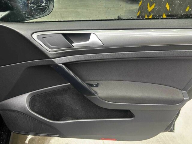 Черный Фольксваген Гольф, объемом двигателя 1.6 л и пробегом 187 тыс. км за 13000 $, фото 15 на Automoto.ua