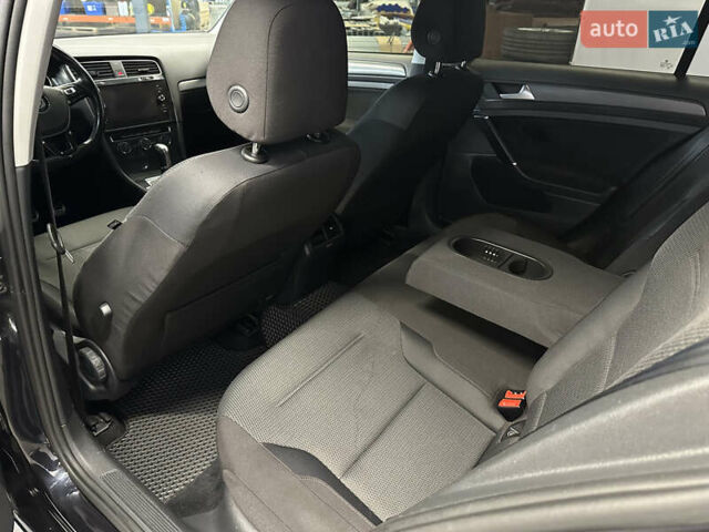 Черный Фольксваген Гольф, объемом двигателя 1.6 л и пробегом 262 тыс. км за 11390 $, фото 15 на Automoto.ua