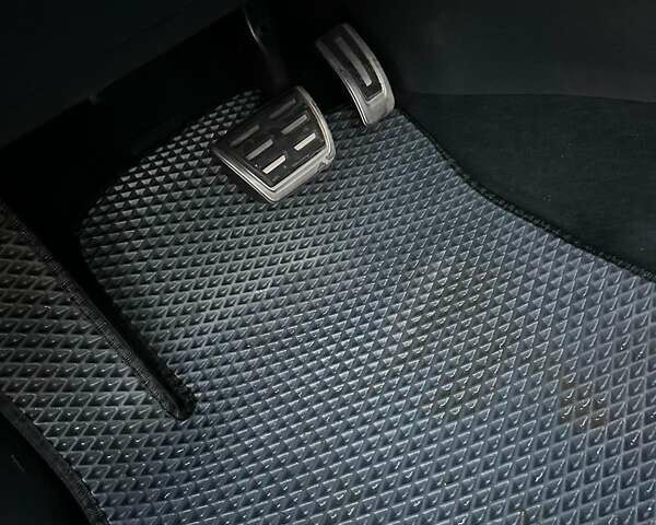 Черный Фольксваген Гольф, объемом двигателя 1.6 л и пробегом 240 тыс. км за 13200 $, фото 13 на Automoto.ua