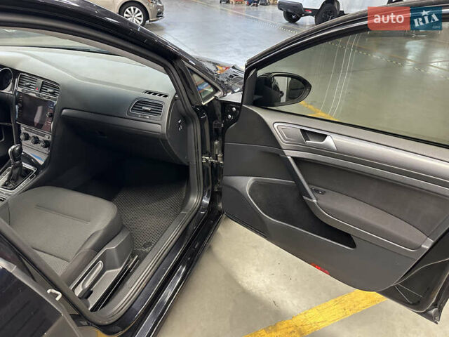 Черный Фольксваген Гольф, объемом двигателя 1.6 л и пробегом 262 тыс. км за 11390 $, фото 21 на Automoto.ua