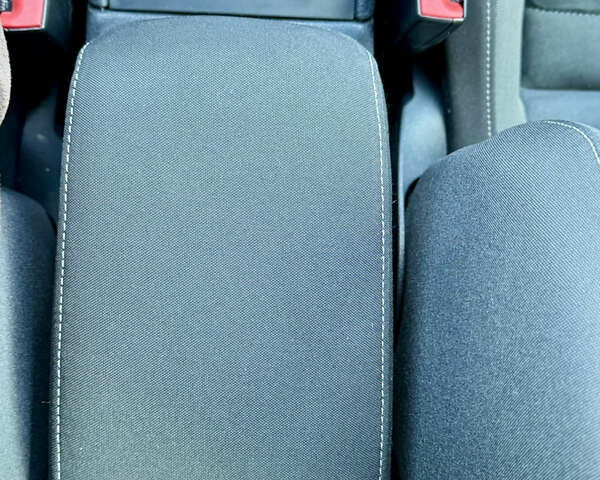 Черный Фольксваген Гольф, объемом двигателя 1.6 л и пробегом 245 тыс. км за 13500 $, фото 47 на Automoto.ua