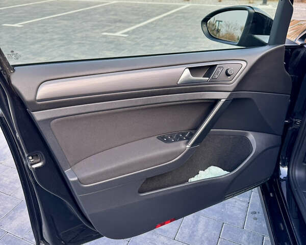 Черный Фольксваген Гольф, объемом двигателя 1.6 л и пробегом 245 тыс. км за 13500 $, фото 26 на Automoto.ua