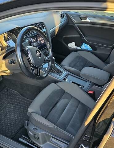 Черный Фольксваген Гольф, объемом двигателя 1.6 л и пробегом 251 тыс. км за 13500 $, фото 6 на Automoto.ua