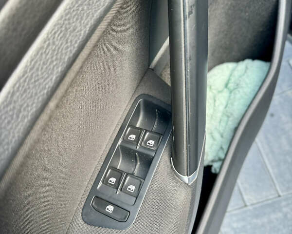 Черный Фольксваген Гольф, объемом двигателя 1.6 л и пробегом 245 тыс. км за 13500 $, фото 27 на Automoto.ua