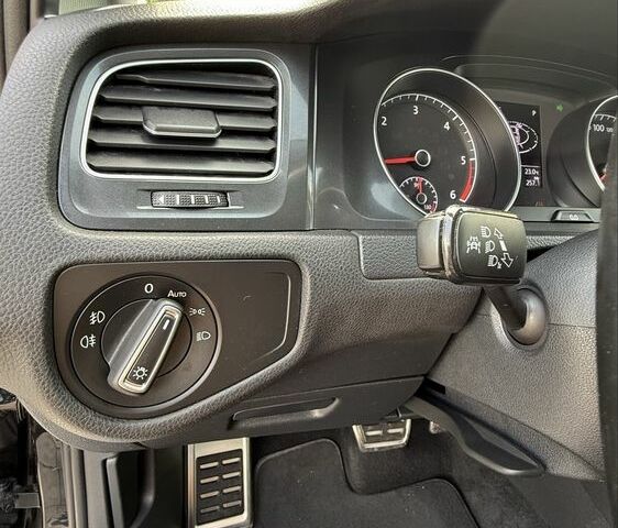 Черный Фольксваген Гольф, объемом двигателя 2 л и пробегом 198 тыс. км за 16950 $, фото 16 на Automoto.ua