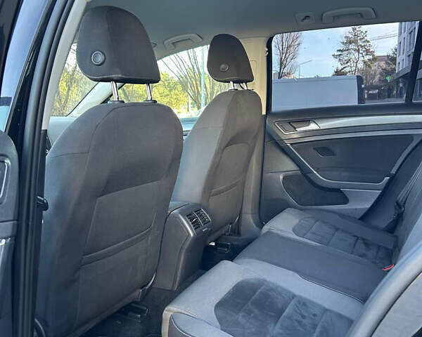 Черный Фольксваген Гольф, объемом двигателя 1.6 л и пробегом 225 тыс. км за 14299 $, фото 14 на Automoto.ua