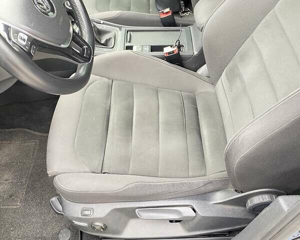 Черный Фольксваген Гольф, объемом двигателя 1.6 л и пробегом 253 тыс. км за 13750 $, фото 13 на Automoto.ua