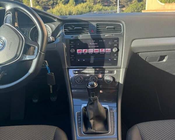 Черный Фольксваген Гольф, объемом двигателя 1.6 л и пробегом 175 тыс. км за 11814 $, фото 7 на Automoto.ua