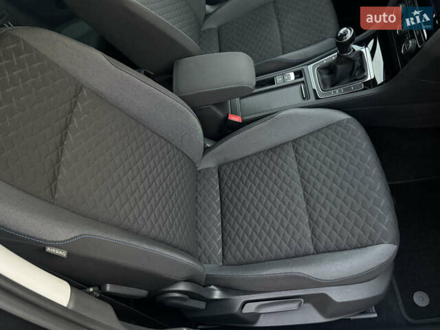 Черный Фольксваген Гольф, объемом двигателя 1.6 л и пробегом 210 тыс. км за 13650 $, фото 33 на Automoto.ua