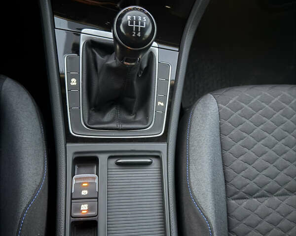 Черный Фольксваген Гольф, объемом двигателя 1.6 л и пробегом 210 тыс. км за 13650 $, фото 41 на Automoto.ua