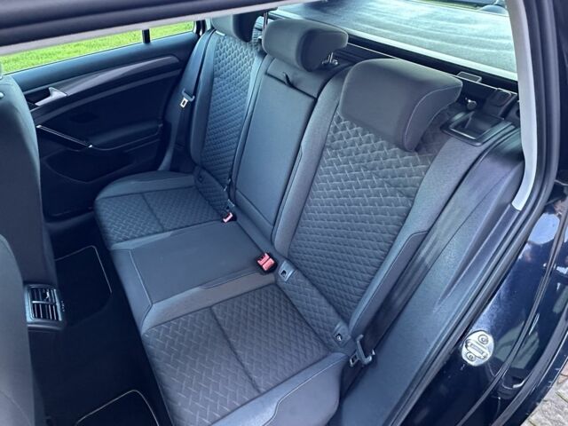 Черный Фольксваген Гольф, объемом двигателя 1.6 л и пробегом 137 тыс. км за 13700 $, фото 7 на Automoto.ua