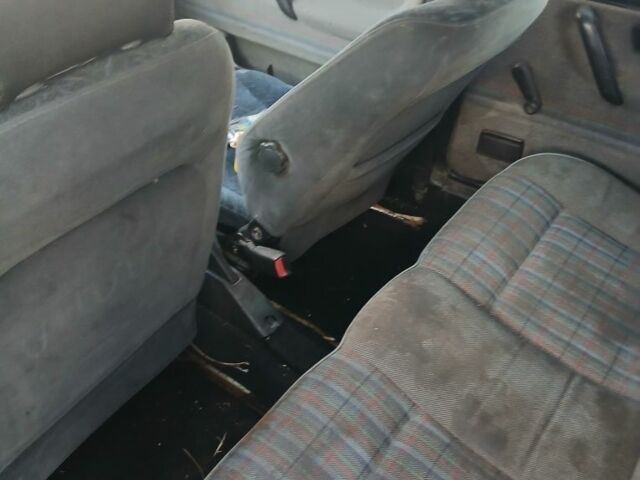 Фиолетовый Фольксваген Гольф, объемом двигателя 1.6 л и пробегом 333 тыс. км за 600 $, фото 7 на Automoto.ua