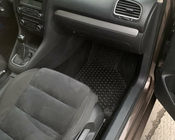 Коричневый Фольксваген Гольф, объемом двигателя 1.6 л и пробегом 235 тыс. км за 10000 $, фото 4 на Automoto.ua