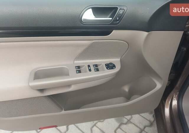 Коричневый Фольксваген Гольф, объемом двигателя 1.6 л и пробегом 258 тыс. км за 8100 $, фото 4 на Automoto.ua