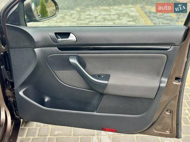 Коричневый Фольксваген Гольф, объемом двигателя 1.97 л и пробегом 237 тыс. км за 9850 $, фото 26 на Automoto.ua