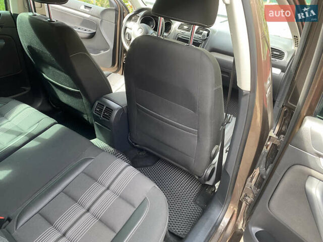 Коричневый Фольксваген Гольф, объемом двигателя 1.6 л и пробегом 200 тыс. км за 8555 $, фото 30 на Automoto.ua