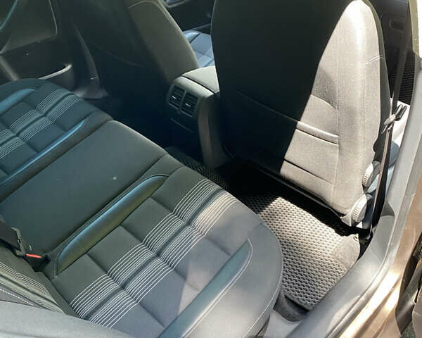 Коричневый Фольксваген Гольф, объемом двигателя 1.6 л и пробегом 200 тыс. км за 8555 $, фото 16 на Automoto.ua