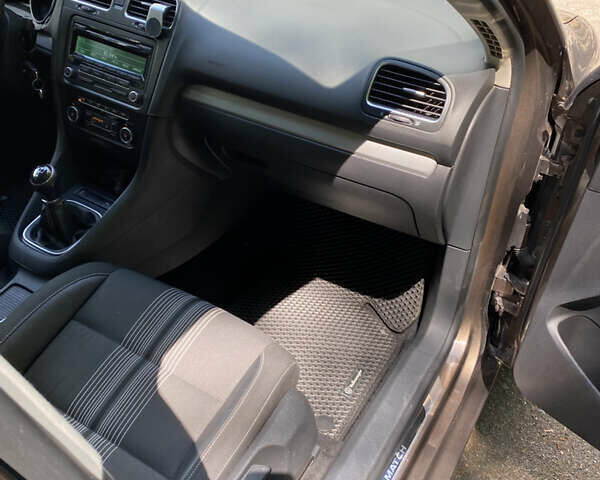 Коричневый Фольксваген Гольф, объемом двигателя 1.6 л и пробегом 200 тыс. км за 8555 $, фото 17 на Automoto.ua