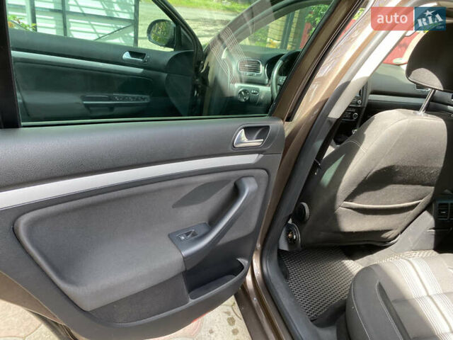 Коричневый Фольксваген Гольф, объемом двигателя 1.6 л и пробегом 200 тыс. км за 8555 $, фото 27 на Automoto.ua