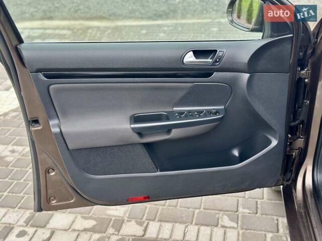 Коричневый Фольксваген Гольф, объемом двигателя 1.97 л и пробегом 237 тыс. км за 9850 $, фото 14 на Automoto.ua