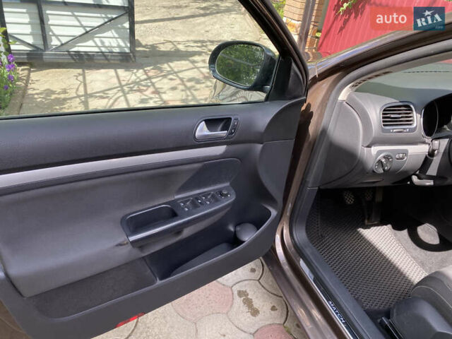 Коричневый Фольксваген Гольф, объемом двигателя 1.6 л и пробегом 200 тыс. км за 8555 $, фото 32 на Automoto.ua