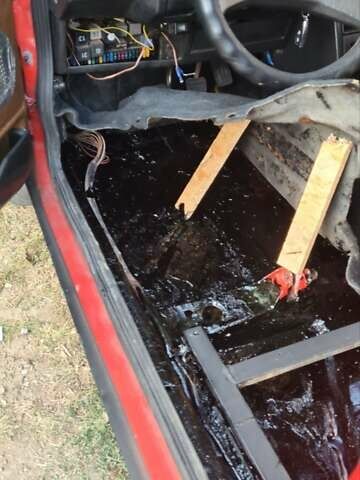 Красный Фольксваген Гольф, объемом двигателя 1.6 л и пробегом 400 тыс. км за 2600 $, фото 30 на Automoto.ua