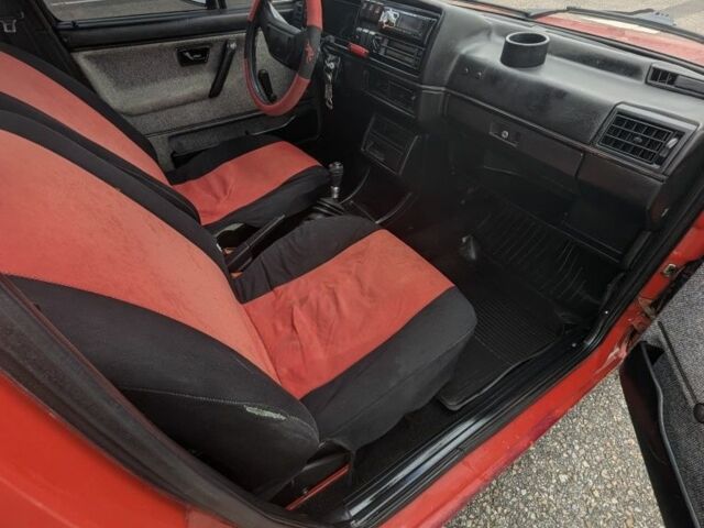 Красный Фольксваген Гольф, объемом двигателя 1.6 л и пробегом 300 тыс. км за 1400 $, фото 4 на Automoto.ua