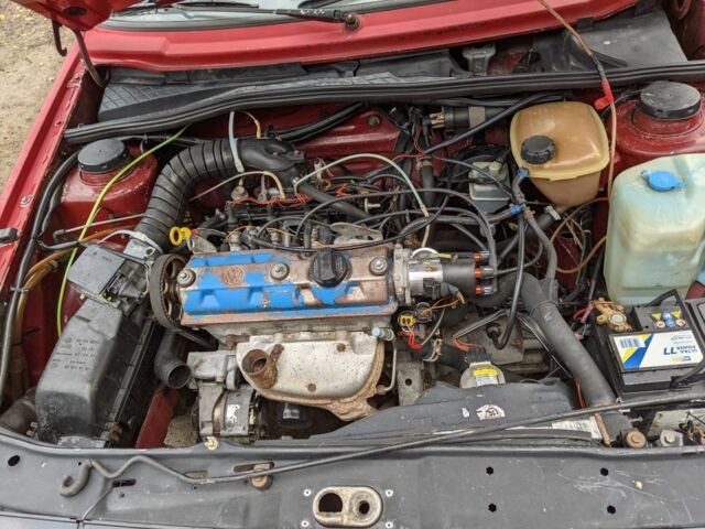 Красный Фольксваген Гольф, объемом двигателя 1.3 л и пробегом 320 тыс. км за 700 $, фото 4 на Automoto.ua