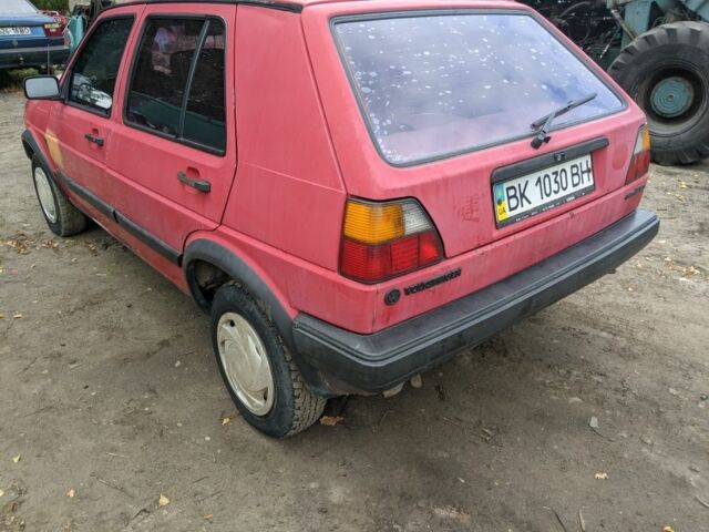 Красный Фольксваген Гольф, объемом двигателя 1.3 л и пробегом 320 тыс. км за 700 $, фото 2 на Automoto.ua