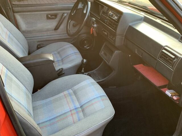 Червоний Фольксваген Гольф, об'ємом двигуна 1.8 л та пробігом 106 тис. км за 3000 $, фото 5 на Automoto.ua