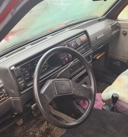 Красный Фольксваген Гольф, объемом двигателя 1.6 л и пробегом 300 тыс. км за 1400 $, фото 2 на Automoto.ua