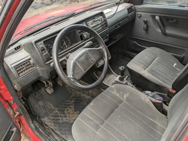 Красный Фольксваген Гольф, объемом двигателя 1.3 л и пробегом 320 тыс. км за 700 $, фото 3 на Automoto.ua