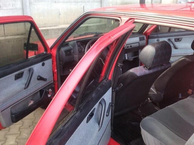 Красный Фольксваген Гольф, объемом двигателя 1.6 л и пробегом 103 тыс. км за 1699 $, фото 4 на Automoto.ua