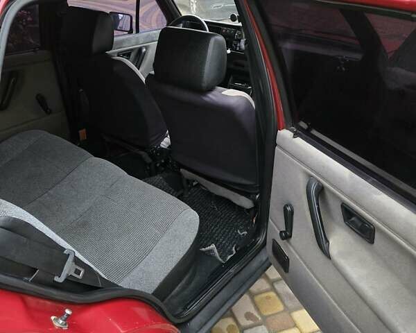 Красный Фольксваген Гольф, объемом двигателя 1.27 л и пробегом 400 тыс. км за 1750 $, фото 2 на Automoto.ua