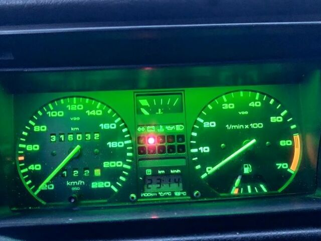 Красный Фольксваген Гольф, объемом двигателя 1.6 л и пробегом 316 тыс. км за 2200 $, фото 12 на Automoto.ua