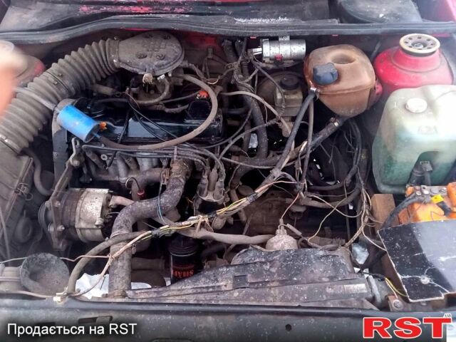 Красный Фольксваген Гольф, объемом двигателя 1.6 л и пробегом 230 тыс. км за 1000 $, фото 1 на Automoto.ua