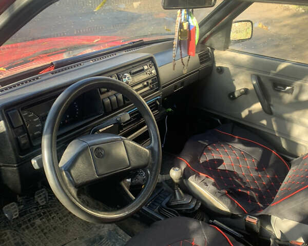 Красный Фольксваген Гольф, объемом двигателя 1.3 л и пробегом 350 тыс. км за 650 $, фото 4 на Automoto.ua