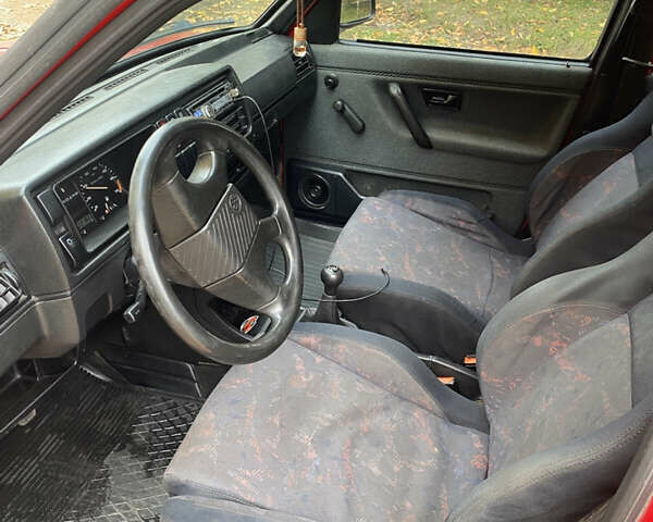 Червоний Фольксваген Гольф, об'ємом двигуна 1.6 л та пробігом 261 тис. км за 2111 $, фото 5 на Automoto.ua