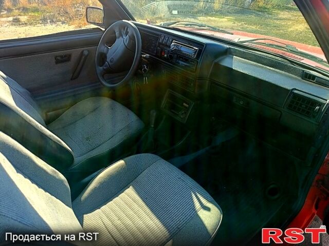 Червоний Фольксваген Гольф, об'ємом двигуна 1.6 л та пробігом 250 тис. км за 1700 $, фото 5 на Automoto.ua