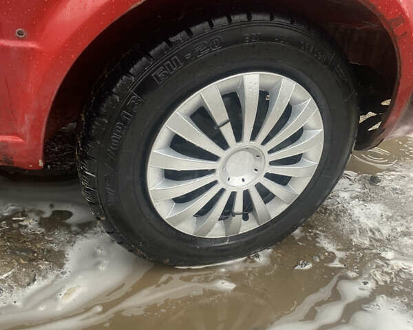 Красный Фольксваген Гольф, объемом двигателя 1.3 л и пробегом 350 тыс. км за 650 $, фото 3 на Automoto.ua