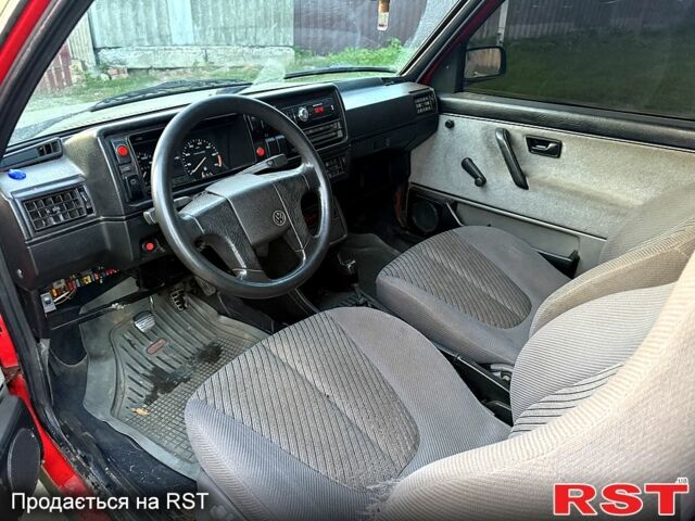 Красный Фольксваген Гольф, объемом двигателя 1.8 л и пробегом 100 тыс. км за 1150 $, фото 4 на Automoto.ua