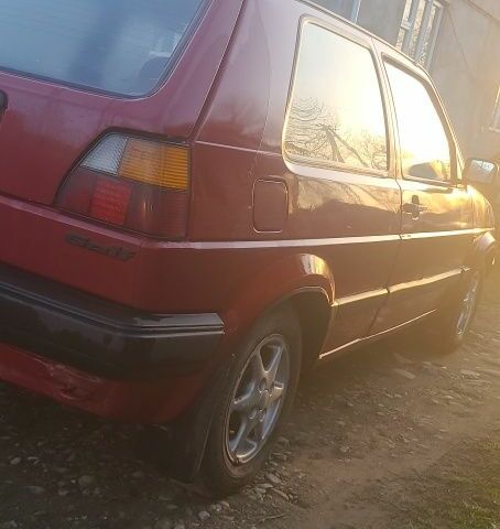 Красный Фольксваген Гольф, объемом двигателя 1.3 л и пробегом 270 тыс. км за 1450 $, фото 2 на Automoto.ua