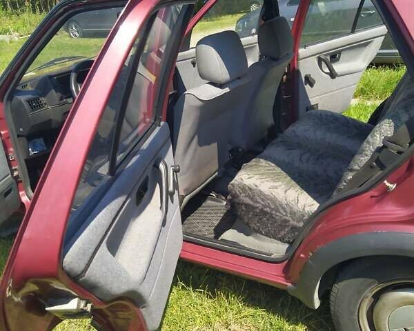 Красный Фольксваген Гольф, объемом двигателя 1.6 л и пробегом 297 тыс. км за 2000 $, фото 7 на Automoto.ua