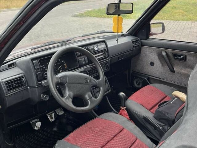 Красный Фольксваген Гольф, объемом двигателя 1.6 л и пробегом 290 тыс. км за 1200 $, фото 4 на Automoto.ua