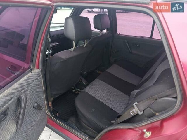 Красный Фольксваген Гольф, объемом двигателя 1.8 л и пробегом 333 тыс. км за 1599 $, фото 2 на Automoto.ua