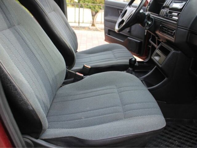 Червоний Фольксваген Гольф, об'ємом двигуна 1.3 л та пробігом 187 тис. км за 1650 $, фото 12 на Automoto.ua