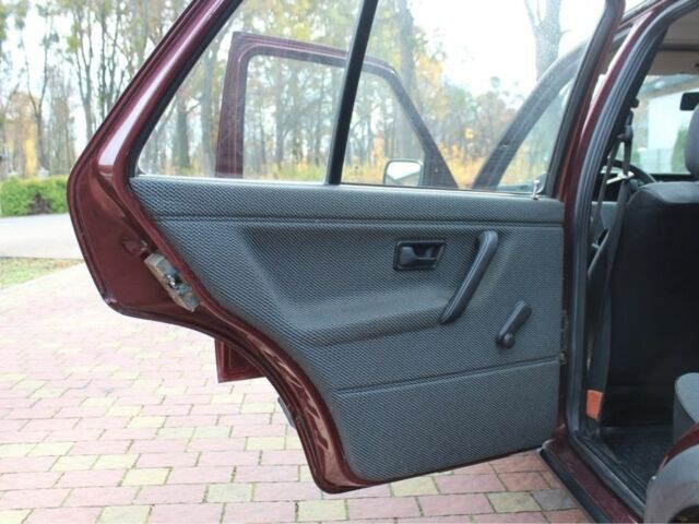 Червоний Фольксваген Гольф, об'ємом двигуна 1.3 л та пробігом 187 тис. км за 1650 $, фото 18 на Automoto.ua