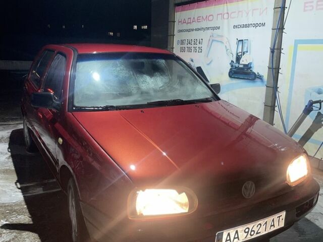 Красный Фольксваген Гольф, объемом двигателя 1.4 л и пробегом 294 тыс. км за 950 $, фото 1 на Automoto.ua