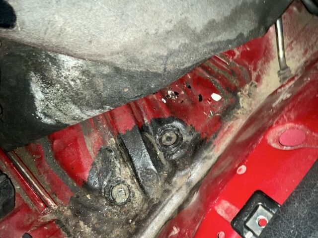 Красный Фольксваген Гольф, объемом двигателя 1.4 л и пробегом 294 тыс. км за 950 $, фото 4 на Automoto.ua