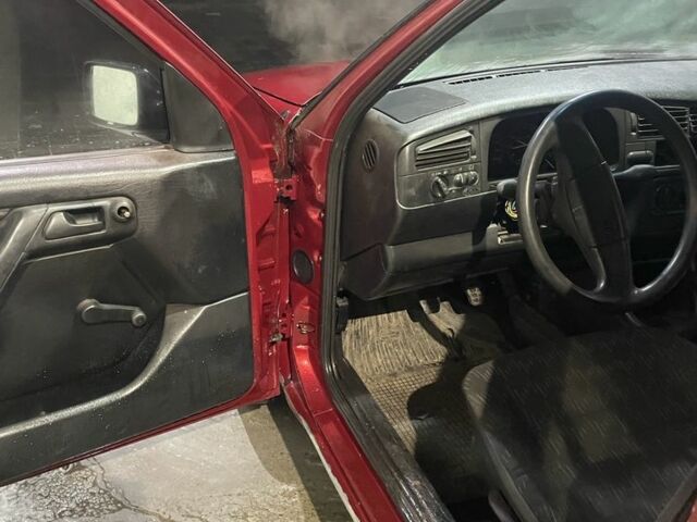 Красный Фольксваген Гольф, объемом двигателя 1.4 л и пробегом 294 тыс. км за 950 $, фото 13 на Automoto.ua